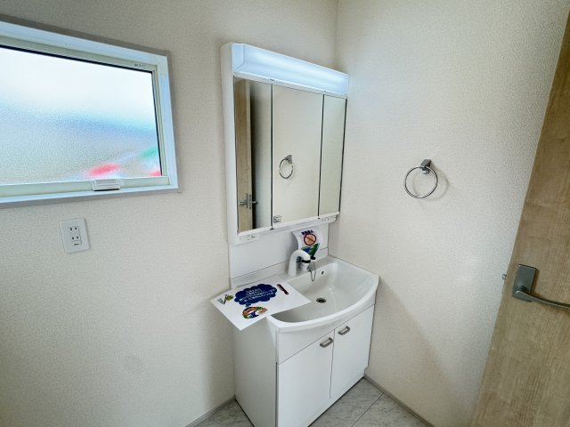 リーブルガーデンS  前橋茂木町第３　２号棟の独立洗面台|シャワー水栓付き洗面台で朝の身支度もバッチリです！
洗面台には収納スペースもあり洗面室もすっきり片付きますよ！
