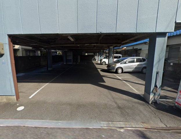 津市高茶屋5丁目　一棟マンションの駐車場