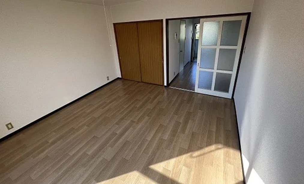 津市高茶屋5丁目　一棟マンションの洋室