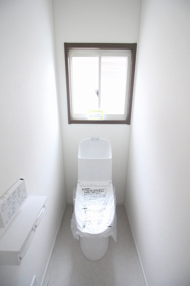 小山市城北4丁目のトイレ|窓がある明るいトイレ空間。温水洗浄便座付きで、清潔・快適にお使いいただけます。