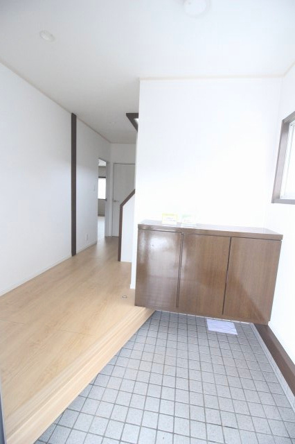 小山市城北4丁目の玄関|広めの玄関ホールで開放的な印象。正面に階段があり、帰宅後すぐに家族の顔が見られる安心設計です。