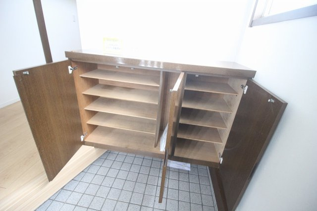 小山市城北4丁目の収納|収納力のある下駄箱付きで、家族みんなの靴をスッキリ収納。カウンター上に小物も飾れます。