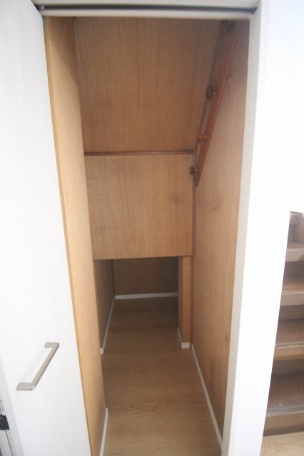 小山市城北4丁目の収納|階段下を有効活用した便利な収納スペース。掃除道具や季節物などの保管に重宝します。