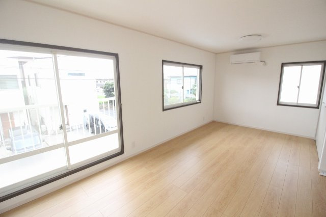 小山市城北4丁目の洋室|2階南西側の明るい洋室。3面採光で日当たり・風通しともに良好！主寝室にもおすすめのゆとりある空間です