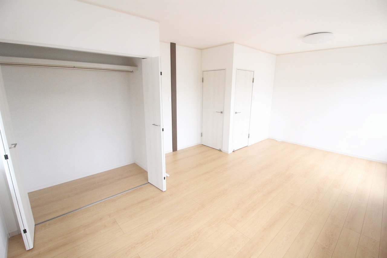 小山市城北4丁目の洋室|季節の衣類や寝具もたっぷりしまえて、お部屋をすっきり保てます。