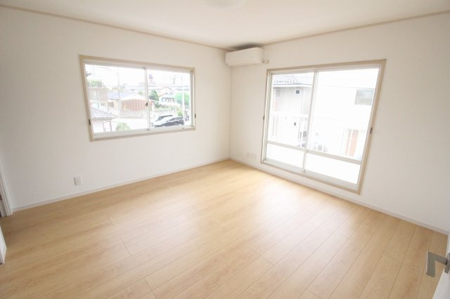 小山市城北4丁目の寝室|2階南東側の明るい主寝室。2面採光で朝日がしっかり入り、1日の始まりを気持ちよく迎えられます。