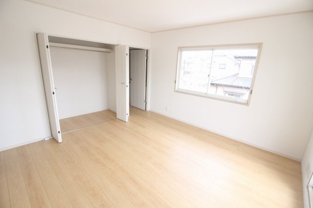 小山市城北4丁目の寝室|大容量のクローゼット付きで、衣類も季節の寝具もすっきり整理。