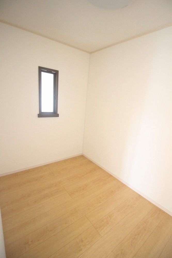 小山市城北4丁目の収納|奥行きのあるウォークインクローゼットを完備。ハンガーパイプ付きで衣類をたっぷり収納できます。