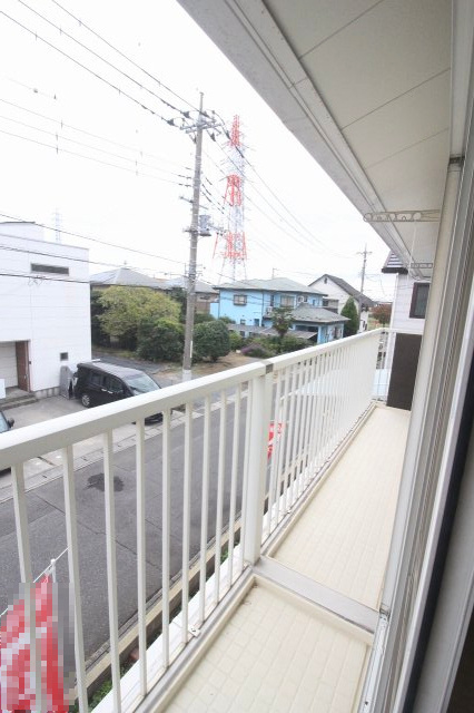 小山市城北4丁目のバルコニー|南向きのバルコニーは日当たり良好！洗濯物もよく乾き、外の空気を感じながらリフレッシュできます。