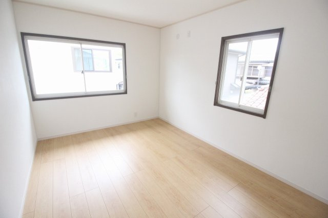 小山市城北4丁目の子供部屋|2階北西側の洋室は2面採光で、柔らかな光が差し込む落ち着いた空間。子ども部屋や書斎にもぴったりです。