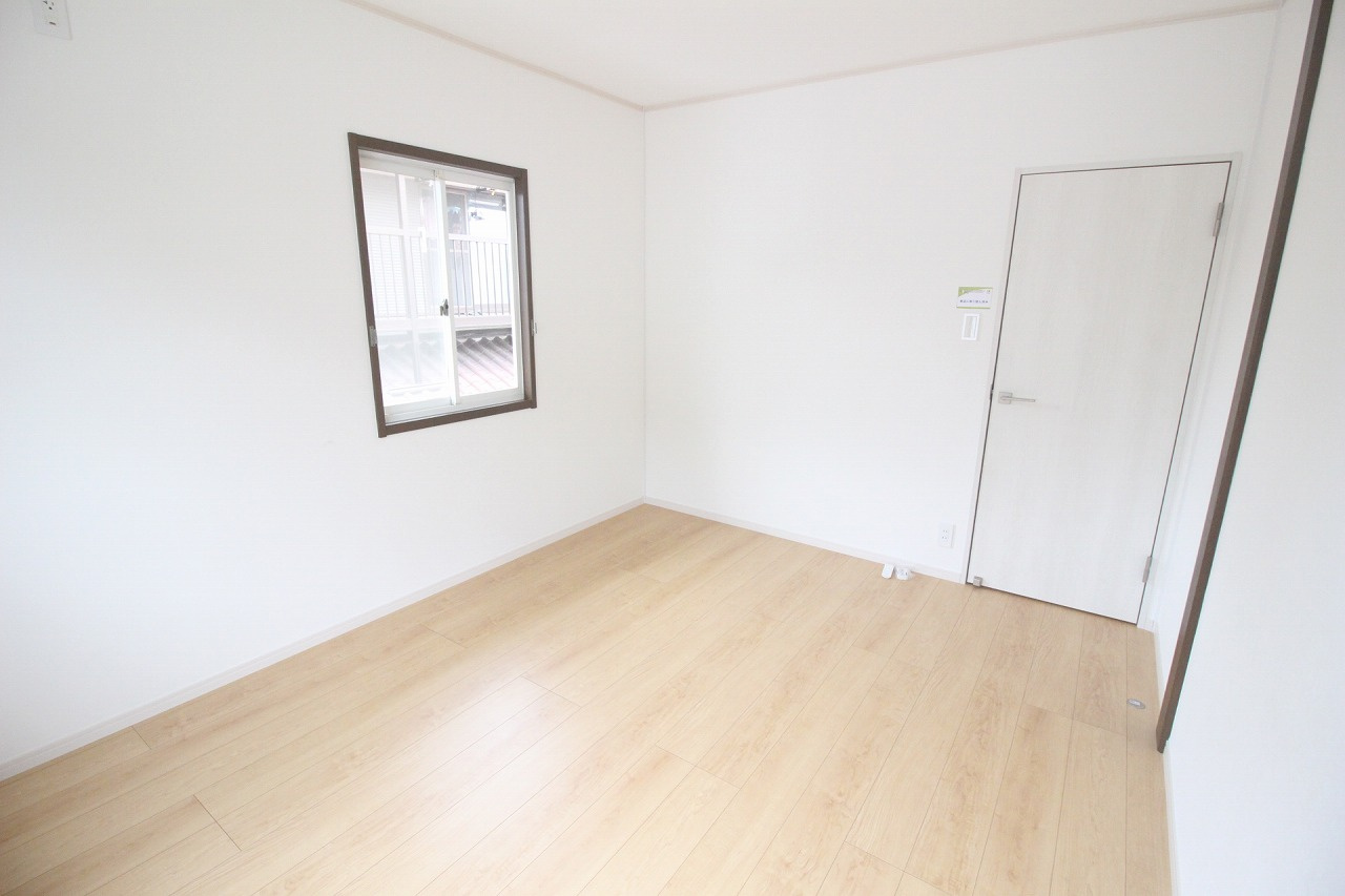 小山市城北4丁目の子供部屋|シンプルな内装で家具の配置がしやすいお部屋。採光窓があり、通風も良く快適に過ごせます。