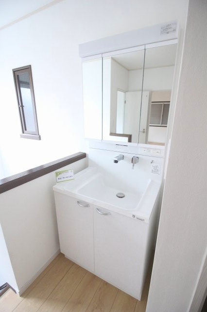 小山市城北4丁目の独立洗面台|2階にも洗面台を設置！忙しい朝や来客時も快適で、家族にうれしい設備です。