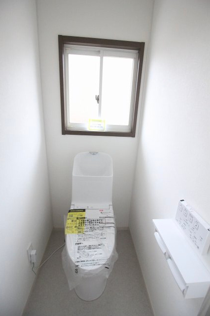 小山市城北4丁目のトイレ|2階にもトイレを完備！窓付きで明るく換気も良好。忙しい朝や夜間も安心の使い勝手です。