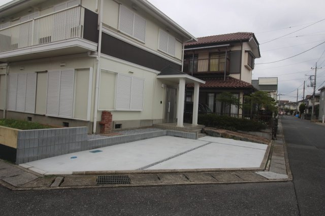 小山市城北4丁目の駐車場|コンクリート敷きの駐車スペースは2台分を確保。出入りもしやすい配置で、毎日の車の出し入れもスムーズです。