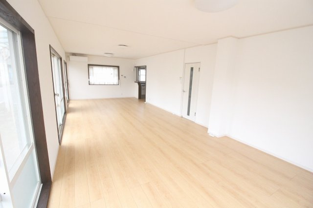 小山市城北4丁目の居間・リビング|大きな窓から光が差し込む開放的なリビング。約20帖超の広さで、ご家族のくつろぎ空間にぴったり！