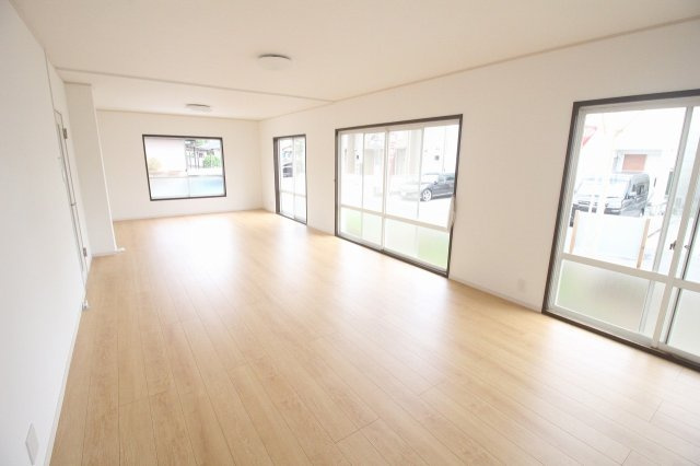 小山市城北4丁目の居間・リビング|南面に窓が並び、日中は電気いらずの明るさ。家具の配置もしやすく、伸びやかな空間です。