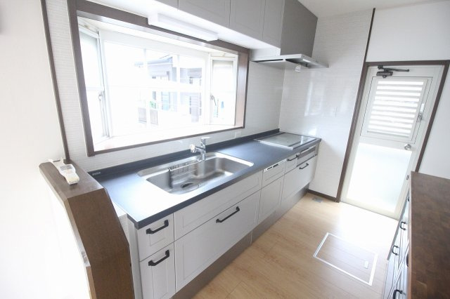 小山市城北4丁目のキッチン|窓付きで明るく通風良好なキッチン。IHクッキングヒーター採用でお手入れも簡単、清潔に保てます。