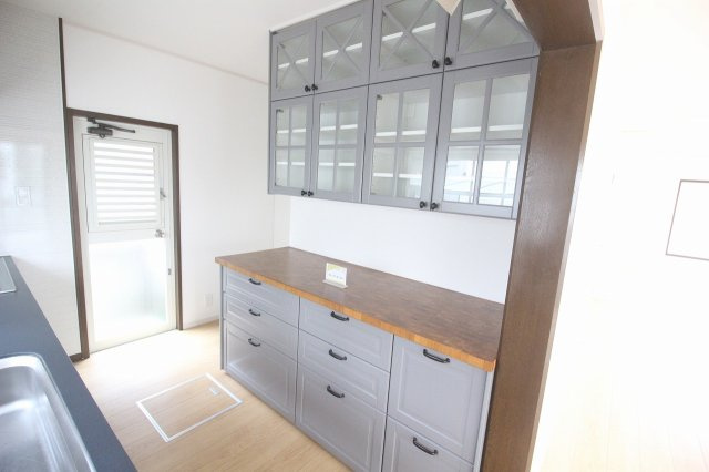 小山市城北4丁目のキッチン|おしゃれなグレーのカップボード付き！収納力も抜群で、調理家電もすっきり片づけられます。