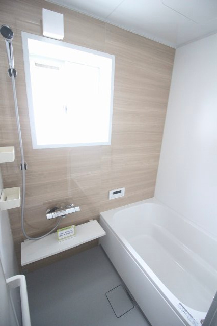 小山市城北4丁目の浴室|木目調パネルがやさしい印象の浴室。追い焚き・浴室乾燥機付きで、毎日のバスタイムを快適に♪