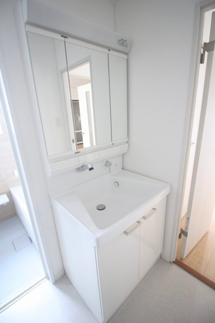 小山市城北4丁目の独立洗面台|3面鏡タイプの洗面化粧台を新設。収納たっぷりで、朝の支度もスムーズにこなせます。