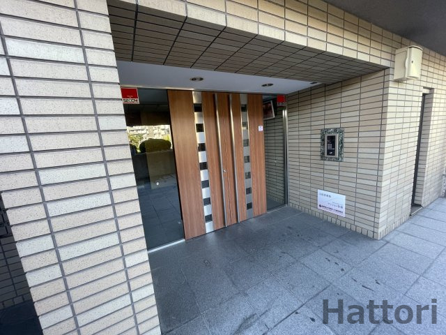 吹田市上山手町の賃貸マンションのエントランス