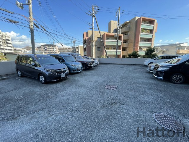 吹田市上山手町の賃貸マンションの駐車場