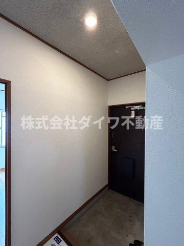リバーサイド八番館の玄関