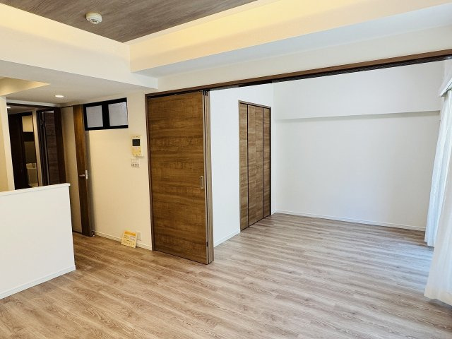 ヴィルヌーヴ西八王子の洋室|～リビングに隣接している洋室との引戸をフルオープンにすると、より開放的な空間に～