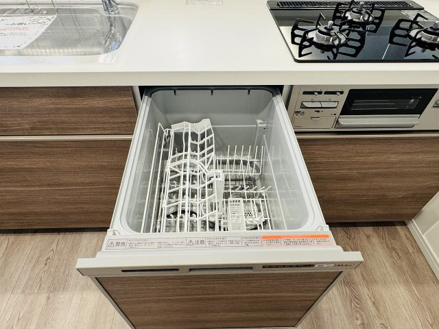 ヴィルヌーヴ西八王子のキッチン|～食洗機付き　食事後の食器洗いはお任せ、家族でゆっくりとくつろげます～