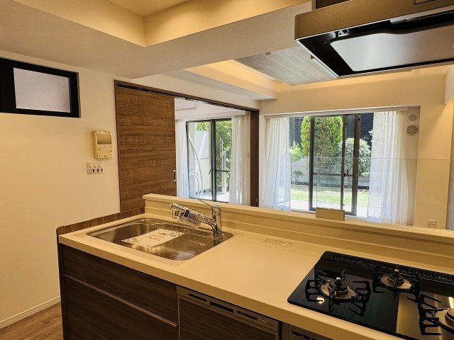 ヴィルヌーヴ西八王子の内装|～リビング側の家族とコミュニケーションをとりやすいキッチンです～