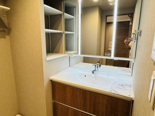 ヴィルヌーヴ西八王子の独立洗面台|～新規交換済、３面鏡付きの独立洗面台　細々している物をスッキリ収納出来ます～