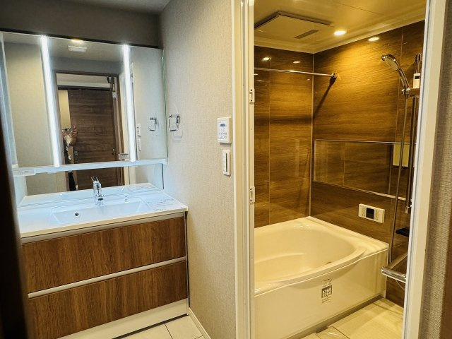 ヴィルヌーヴ西八王子の脱衣所|～ニッチや洗濯機上収納などがある脱衣所～