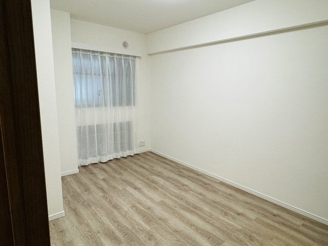 ヴィルヌーヴ西八王子の寝室|～玄関入って左手にある主寝室　LDKから離れ落ち着いて過ごせるお部屋です～～