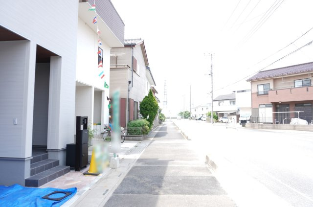 草加市清門2丁目 新築分譲住宅の前面道路含む現地写真