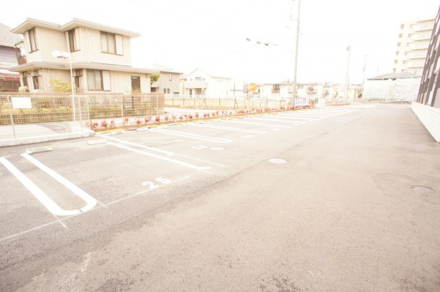 レジデンス二の宮の駐車場