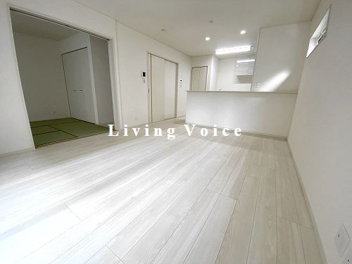 【居間・リビング】 | 【仲介手数料０円】平塚市徳延23-P1　中古一戸建て　11号棟 | 平塚市徳延23-P1　中古一戸建て　