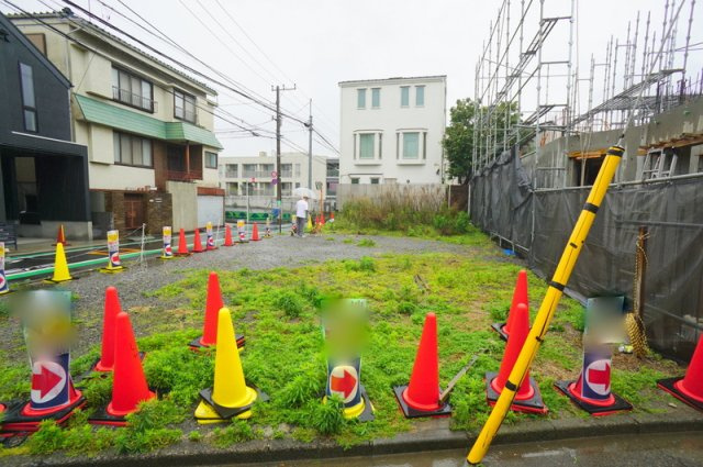 上原２　土地の外観|☆南側・西側公道に面する角地
☆現況更地の整形地
☆第一種低層住居専用地域の閑静な住宅地