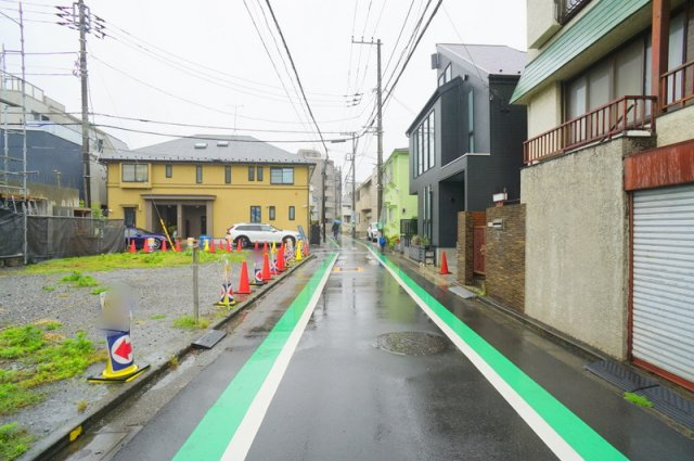 上原２　土地の前面道路含む現地写真|西側公道　幅員約4.3m　間口約21.8m
南側公道　幅員約3.6m　間口約7.7m
