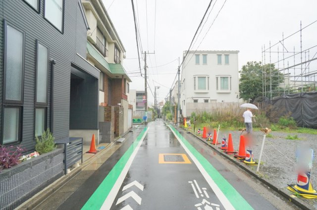上原２　土地の前面道路含む現地写真|西側公道　幅員約4.3m　間口約21.8m
南側公道　幅員約3.6m　間口約7.7m

