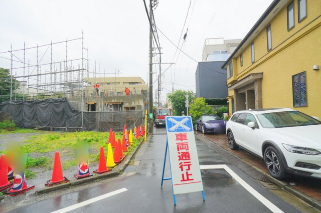 上原２　土地の外観|西側公道　幅員約4.3m　間口約21.8m
南側公道　幅員約3.6m　間口約7.7m
