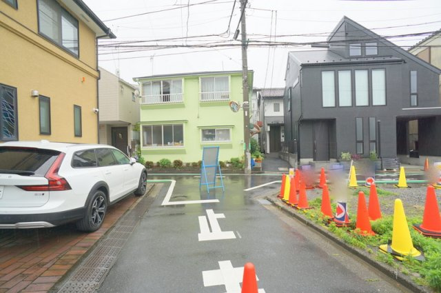 上原２　土地の前面道路含む現地写真|西側公道　幅員約4.3m　間口約21.8m
南側公道　幅員約3.6m　間口約7.7m
