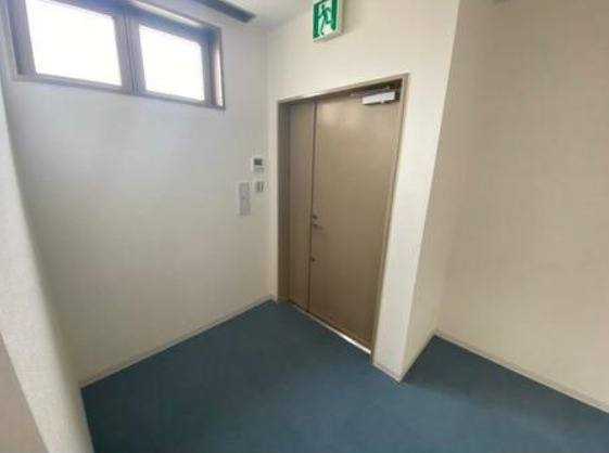 草津市野路１丁目の店舗事務所の玄関