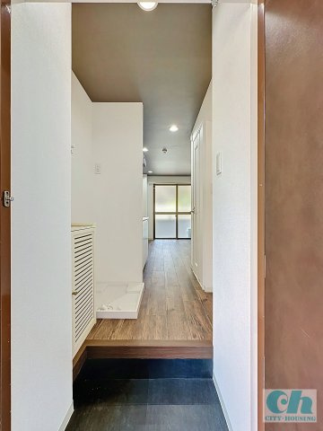 パラスI 103号室の玄関