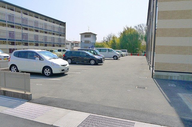 レオパレスＬａ　Ｖｉｓｔａ２の駐車場|共用部分で駐車場に車を止められますす