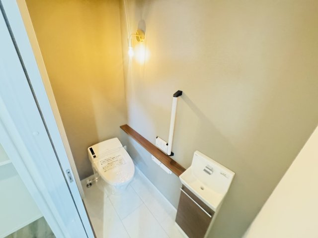 新築　高崎市上中居町　4号棟のトイレ|現地写真　手洗い器が別のトイレルームは見た目にも衛生的にも機能良し！