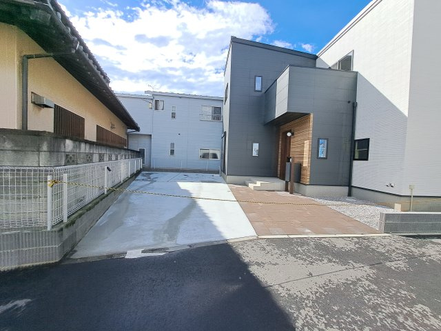新築　高崎市上中居町　4号棟の駐車場|現地写真　駐車スペースは建物南側に車種によりますが2台分可能です！