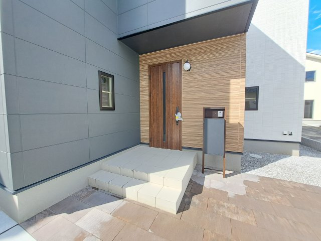 新築　高崎市上中居町　4号棟の玄関|現地写真　ポスト・宅配ボックスが一体となったドアホン♪