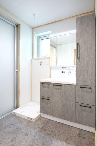 【独立洗面台】 | 天童市芳賀タウン南【モデルハウス】 | 三面鏡の洗面台は収納たっぷりですね。