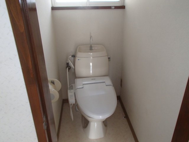 アーバンハイツのトイレ|落ち着いた色調のトイレです
