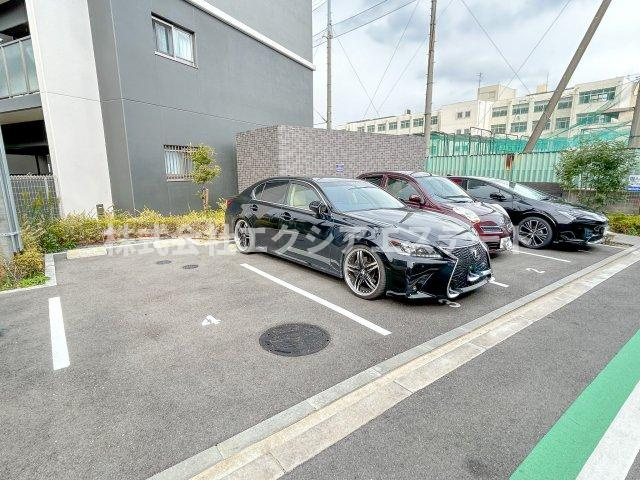 グランパシフィック花園Luxeの駐車場